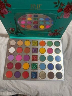 MT Colorful Eyeshadow Palette - Multicolor